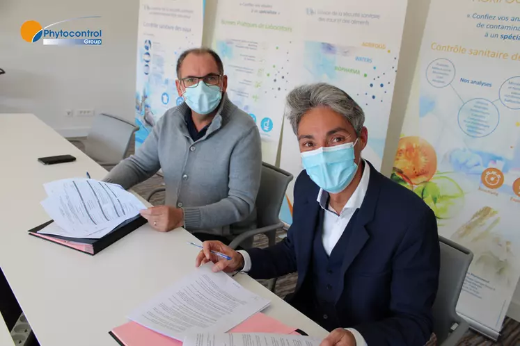 Signature le 5 novembre 2020 à Nîmes avec Mikael Bresson, Président et fondateur de Phytocontrol Group et Christophe André, fondateur de Zest HACCP. © Phytocontrol