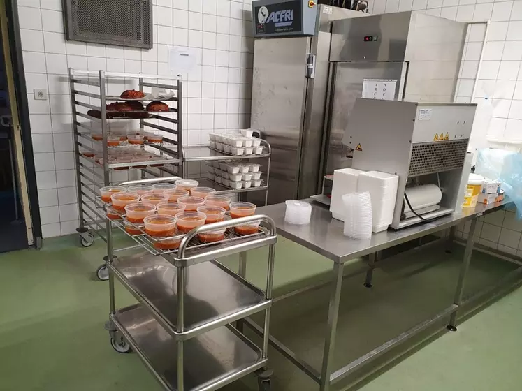 Sous l’effet des confinements, le restaurant municipal de Varennes-sur-Allier a livré un quart de repas à domicile en plus.  © Frédéric Pigot/APAP