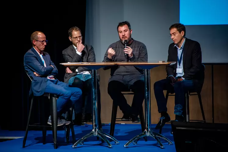 De gauche à droite : Emmanuel Audoin (Bureau Veritas) ; Matthieu Hug (Tilkal);  Nicolas Merle (Civis blockchain) ; Jean-Yves Girard (IBM). © DR