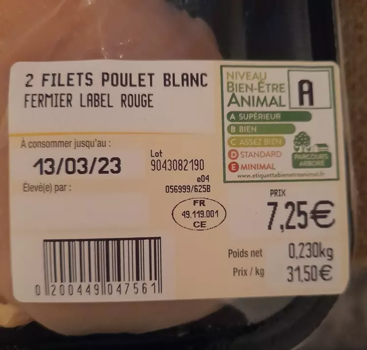 Etiquette prix et bien-être animal (2e semaine de mars 2023) sur 2 filets de poulet fermier du Maine Label Rouge de marque Casino "Terre & Saveurs": parcours arboré, note A.