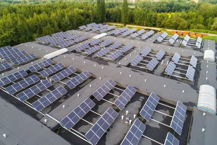 Installation-de-panneaux-solaire-sur-les-toitures-de-bAtiments-industriels-2
