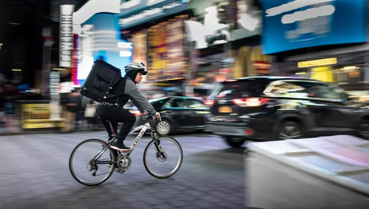 livreur à vélo en ville