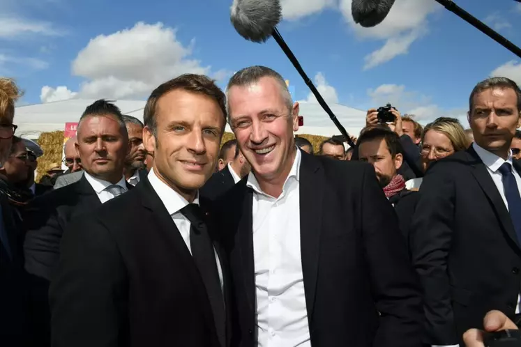 Emmanuel Macron avec Michel Biero, directeur exécutif achat et marketing de Lidl France, à Terres de Jim.