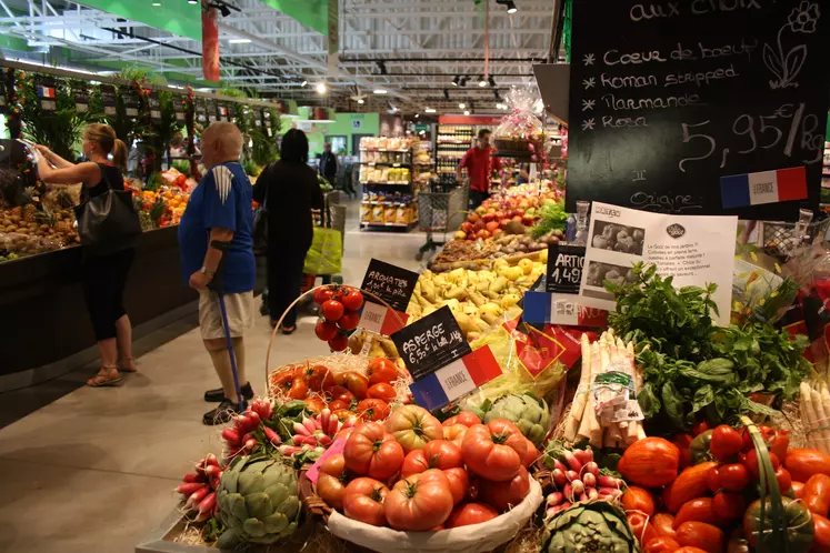 rayon fruits et légumes, tomates en front