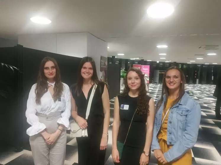 Eva Viel, Anaëlle Legac, Chloé Zoni et Chloé Olivier, 4 des six porteuses du projet de mini-saucisses aux abats fumés, lors de la remise des Trophées de l'Agroalimentaire organisée par l'Area Normandie