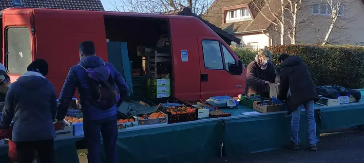 vente de fruits et légumes sur un marché