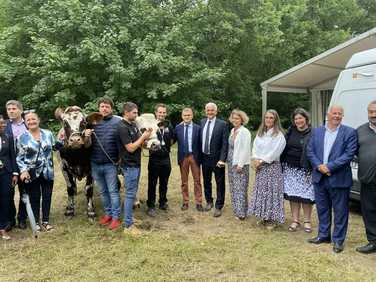 Hervé Morin, Président de la Région Normandie, entouré d'acteurs soutenant la démarche STG du du bœuf de race normande, au Haras du Pin, dans l'Orne, le 29 juin.
