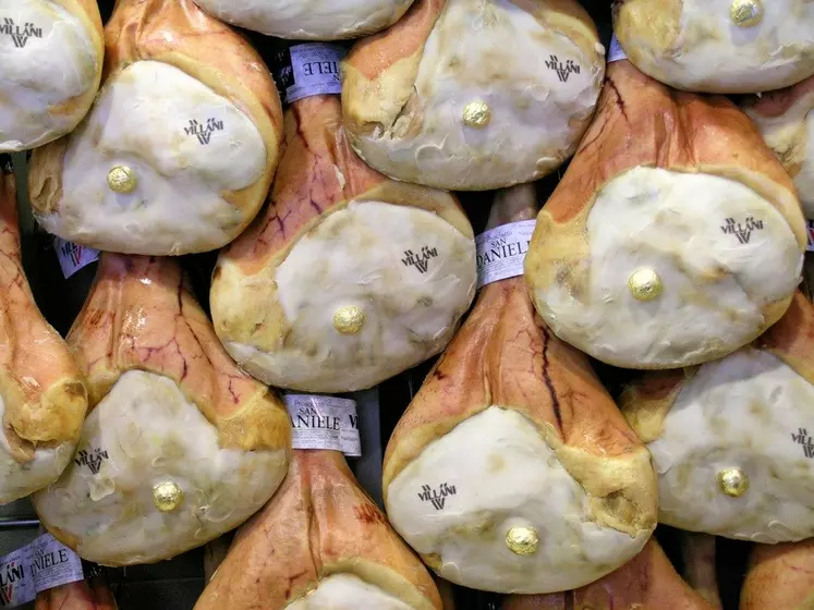 Le prosciutto di San Daniele est l'appellation d'origine d'un jambon préservée via une AOP, originaire de San Daniele del Friuli, en Italie