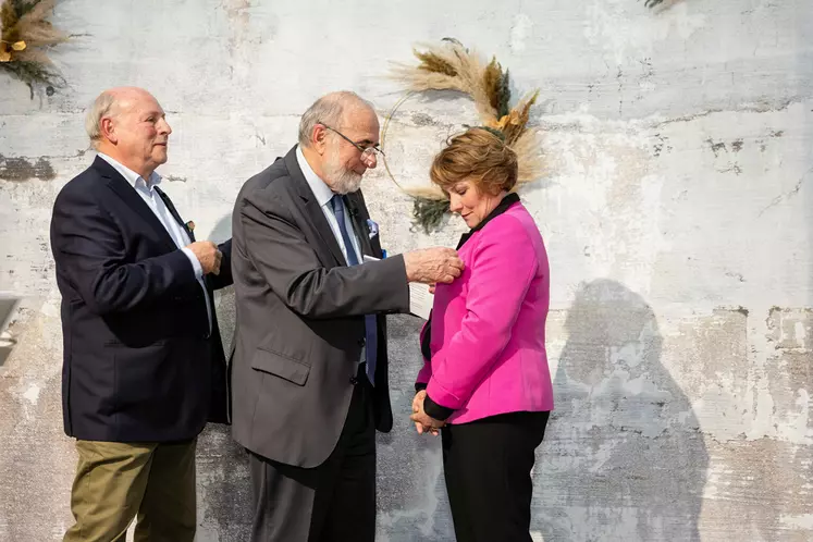 Remise de médaille du mérite à une femme