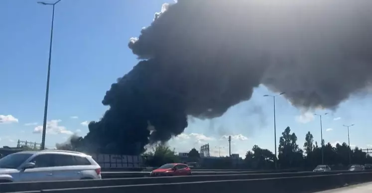 Un incendie a ravagé un enterpot de fruits et légumes à Rungis le 25 septembre