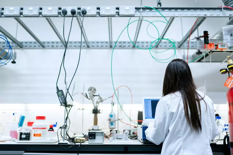 femme en laboratoire