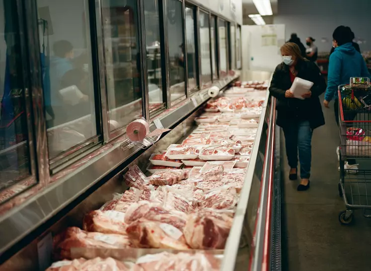 La hausse des prix de la viande bovine aux USA limite la conommation.