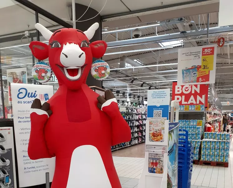 La mascotte de la Vache qui rit à l'occasion d'une opération organisée au sein du Carrefour Ilzach en avril 2022. 