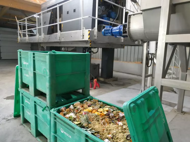 La plateforme de l'Assiette au Champ est en capacité de traiter toutes sortes de déchets alimentaires,  de la restauration, des IAA, de la GMS, emballés ou non. Le déconditionneur est en arrière-plan.