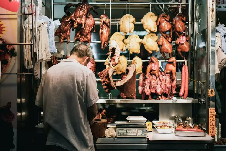 homme devant étal de viande en chine