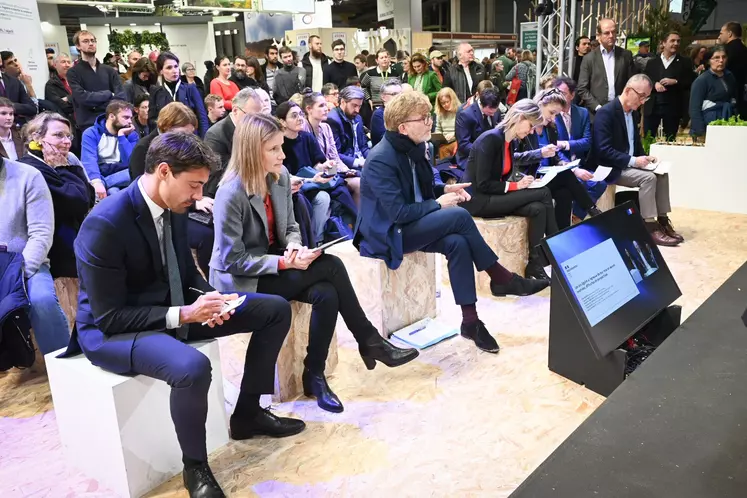 Débat Egalim sur le stand du Ministère en présence de Marc Fesneau, Agnès PAnnier-Runacher et les députés Anne-Laure Babault et Alexis Izard, le 2 mars au salon de l'Agriculture.