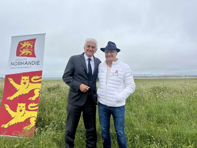 A droite, Hervé Morin, président de la Région Normandie, à gauche, notamment Gino Catena, Président du Syndicat de la Volaille et du Gibier du Min de Rungis, dans la Baie du Mont Saint-Michel