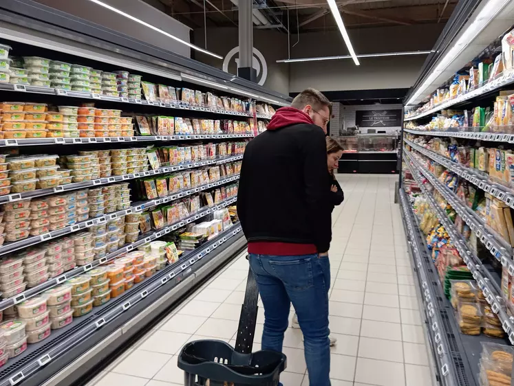 personne qui font les courses au supermarché