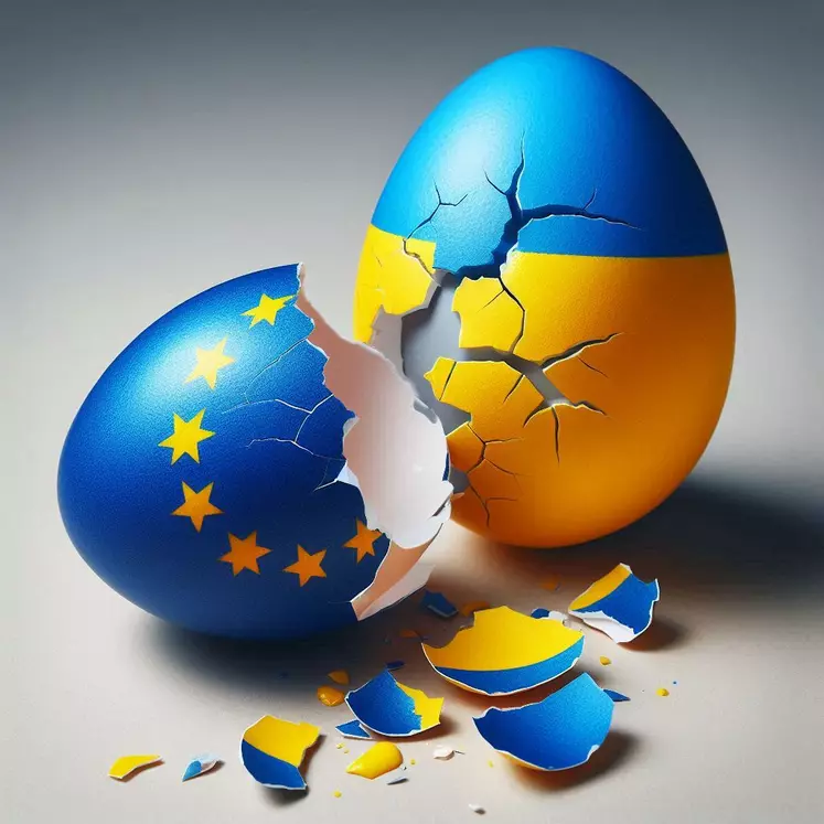 un œuf est peint avec le drapeau ukrainien, il cogne sur un oeuf peint avec le drapeau européen qui se fendille