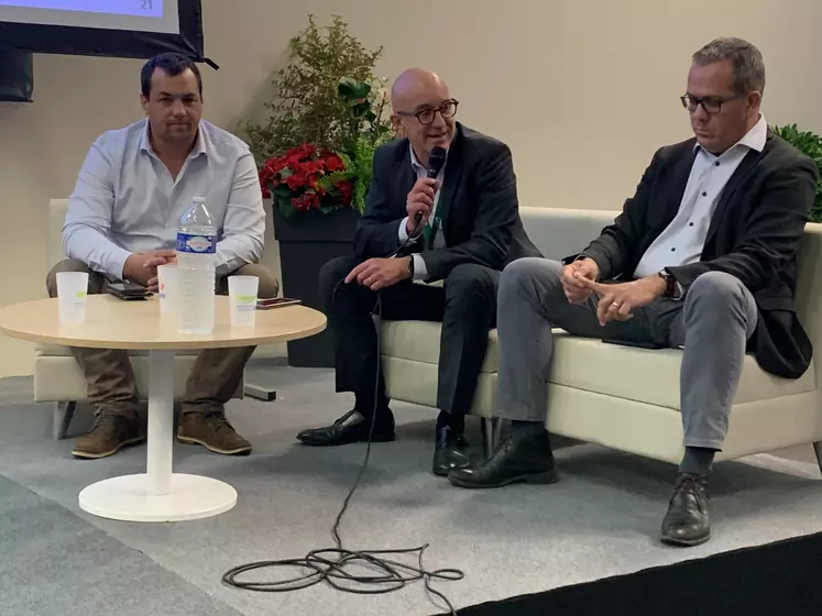 (de g à d) : Yoann SERREAU, président de l’UNELL (AOP livrant Lactalis) ; Dominique HUTH, directeur général de la BU lait-beurre-fromage d’Agrial-Eurial ;  Bertrand MORAND, responsable des partenariats et filières agricoles chez U.