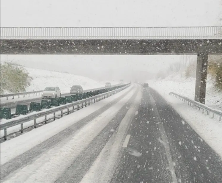 autoroute sous la neige