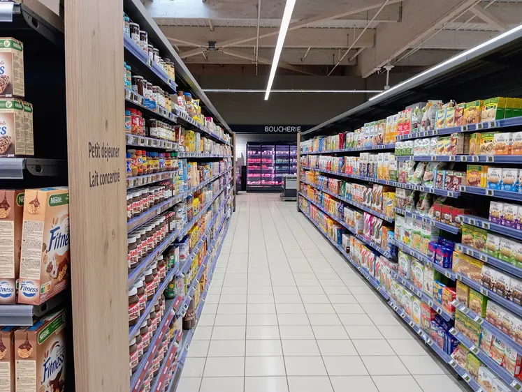 rayon vide d'un supermarché leclerc