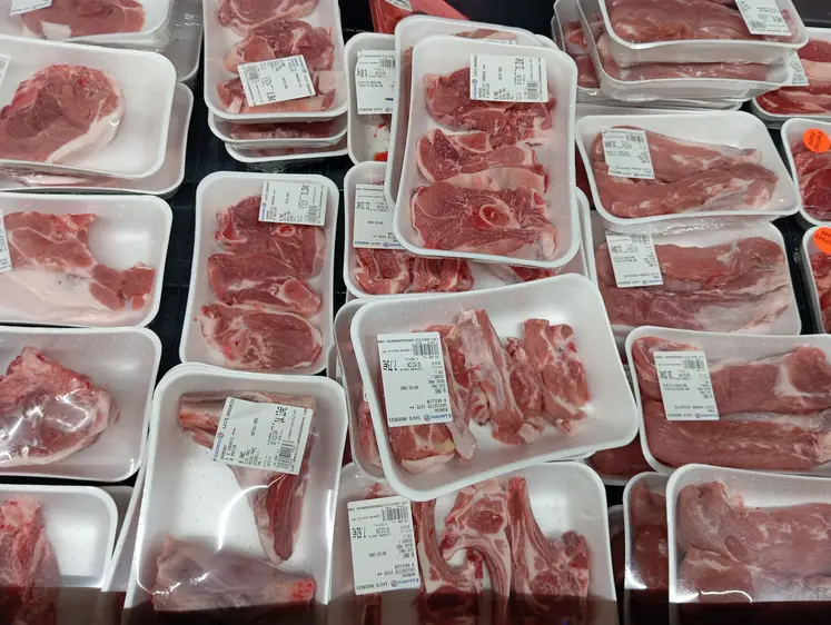 barquettes de viande d'agneau en supermarché