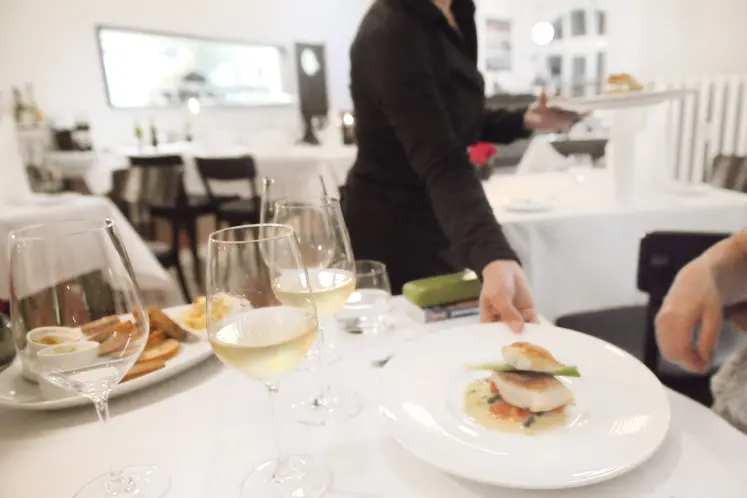 service d'un plat de poisson au restaurant