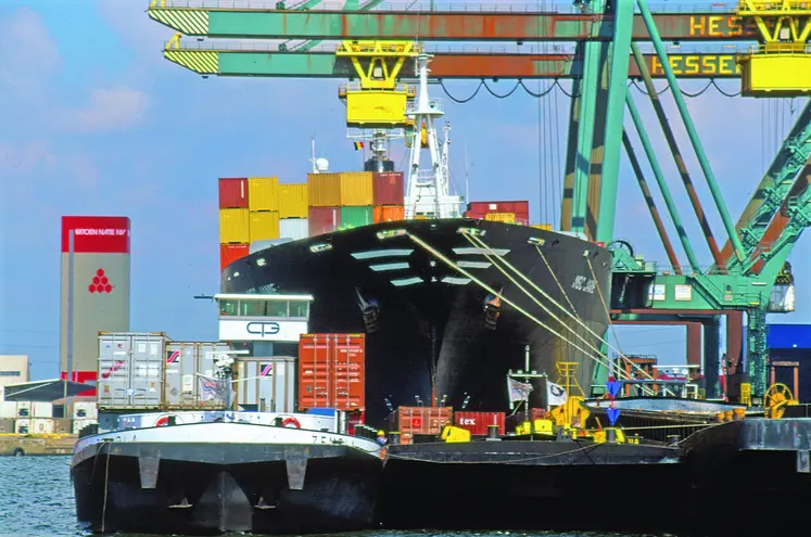  Chargement d'un porte-conteneurs. Transport maritime.