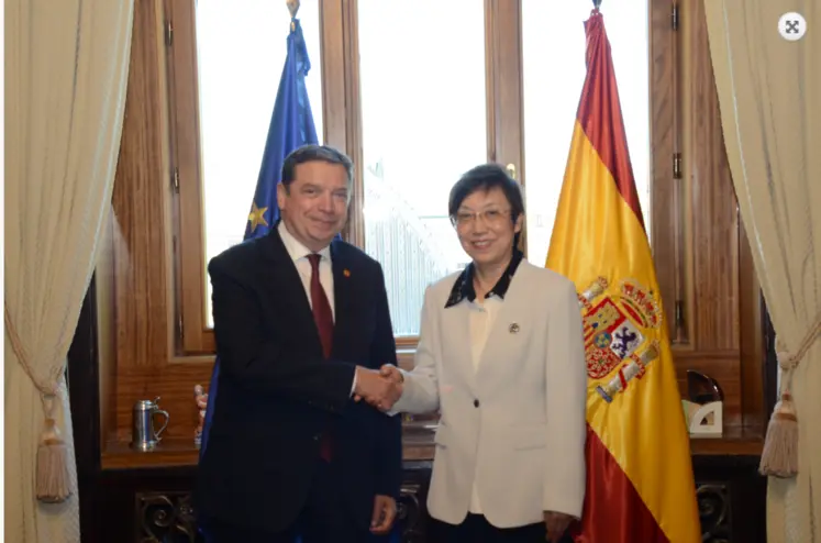 Le ministre de l’Agriculture, de la Pêche et de l’Alimentation, Luis Planas, et le vice-ministre des Douanes de Chine, Weihong Lyu,
