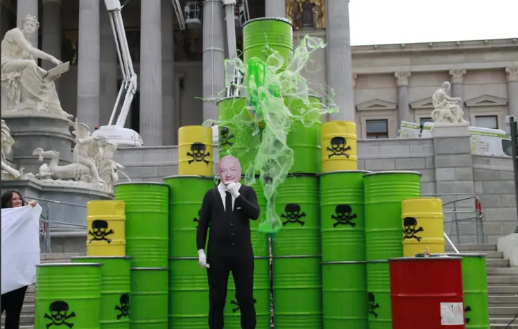 manifestation devant des bidons verts toxiques