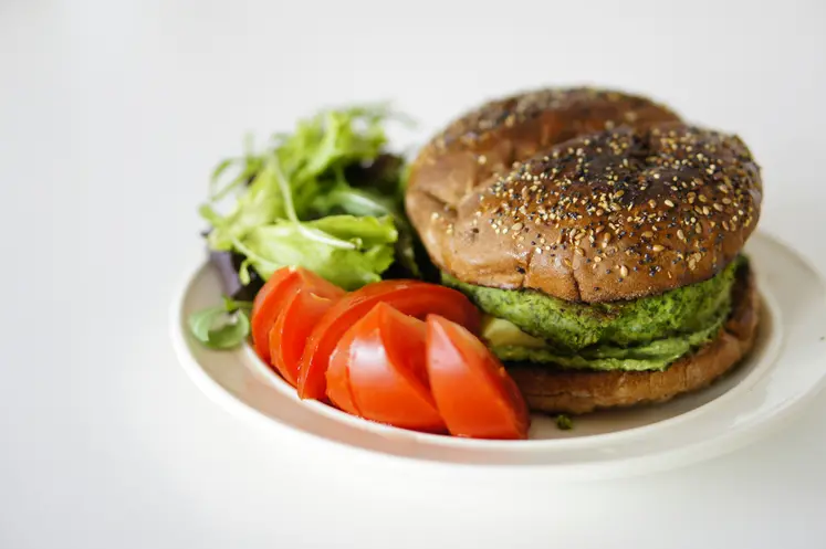 burger vegetal, tomate, salade