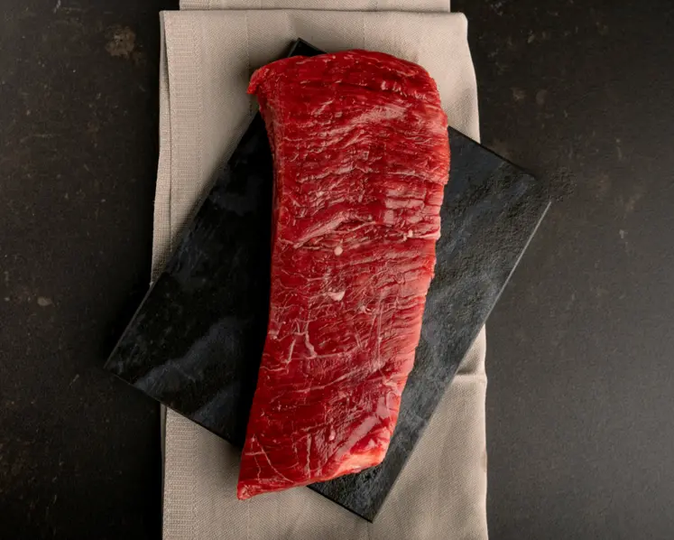 filet de boeuf présenté sur une ardoise