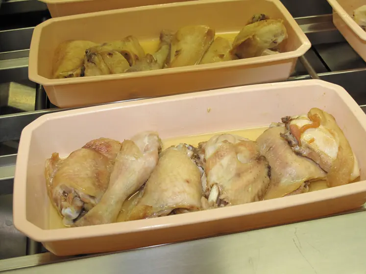 Poulet servi en cantine 