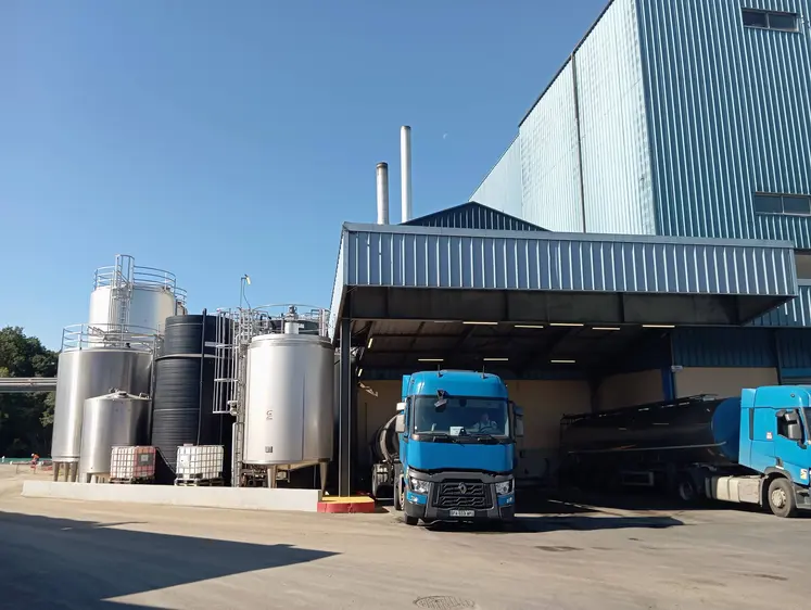 camions garés en usine