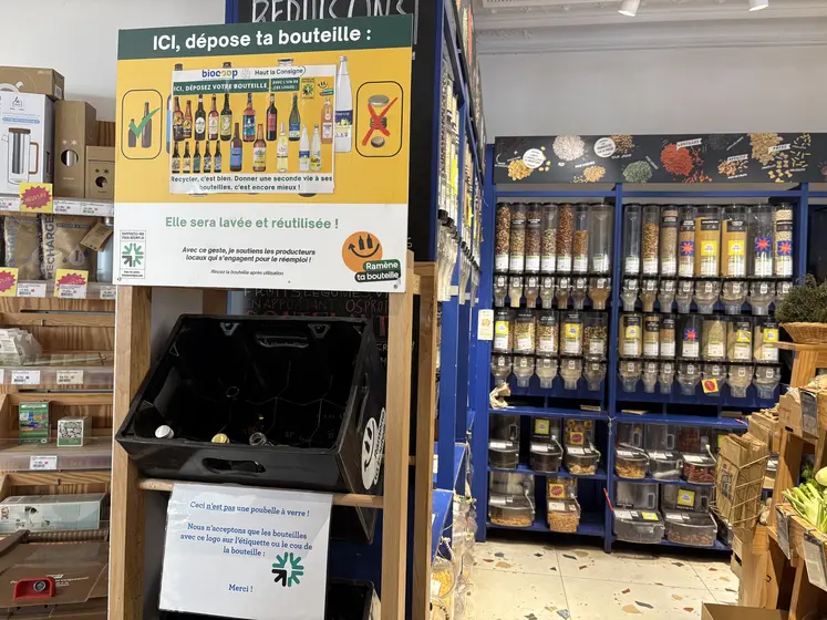 Le rayon vrac et consigne de bouteilles en magasin Biocoop