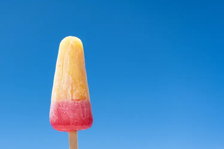 Une popsicle colorée avec un ciel bleu en arrière-plan