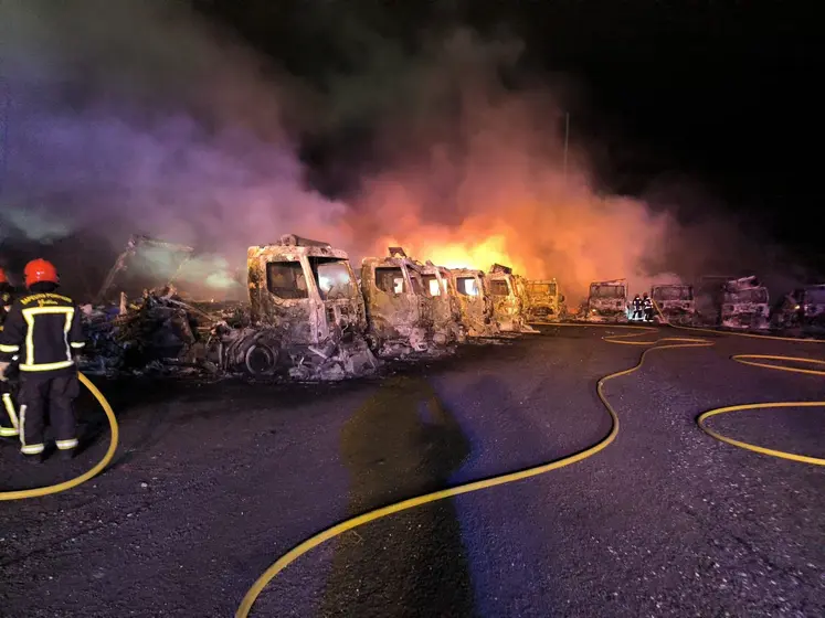 Des camions brulés dans un incendie