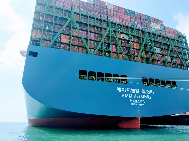 bateau porte conteneur de dos