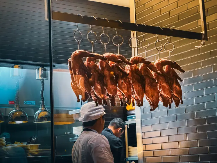 canard laqué devant un restaurant chinois