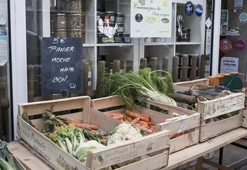 Légumes en vente devant un magasin