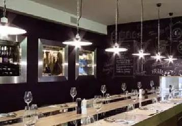 Durable, le restaurant « Au Deux
vaches » est installé au rez-dechaussée
du siège social de Danone, ainsi qu'au sous-sol.