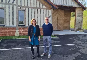 Stéphanie et Xavier Cassigneul devant la nouvelle fromagerie à Camembert