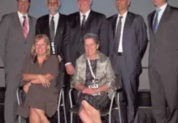 De gauche à droite : Jay Waldvogel DFA, USA ; Richard Doyle, Canada; Deepak Tikku NDDB Dairy Services, Inde ; Thierry Philardeau Nestlé, France ; Cees't Hart Royal Friesland Campina, Pays-Bas; Louise Cooke Parmalat, Afrique du Sud et Nicola Shadbolt Fonterra, Nouvelle-Zélande.