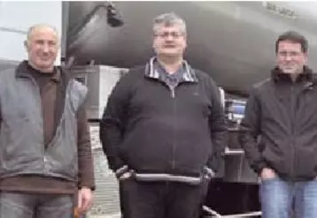 Paul Faure (à gauche), président de Vercors Lait, Philippe
Guillioud (au centre), directeur, et Michel Gaillard, l'un des
chauffeurs du camion de collecte.