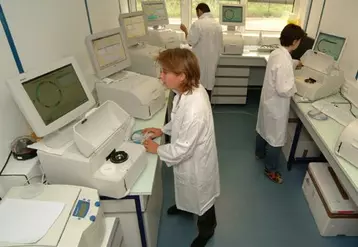 Selon Delphine Thevenot,docteur à l’ENVL, laboratoire national de référence pour les STEC, l’expérience prouve que l’échantillonnage a son importance dans la détection des STEC. Dans un fromage qu’on a volontairement contaminé, on peut obtenir des résultats faussés si on ne multiplie pas les prises d’essais: il faut généralement 5 à 10 prises pour être certain de ne pas passer à côté d’une contamination.