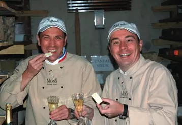 Laurent Mons (à droite) conseille de déguster par exemple du laguiole affiné 7 mois avec du champagne blanc de blancs
millésimé, du chaource et du champagne rosé, du rocamadour et du champagne blanc de blancs, du brie et du champagne
brut du pont-l’évêque et du champagne rosé de la fourme d’Ambert et du champagne demi-sec ou extra-dry.