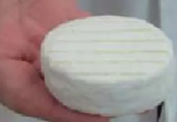 Le saint-marcellin se présente sous
a forme d’un cylindre à bords arrondis,
d’un diamètre de 65 à 80 mm, de 20
à 25 mm d’épaisseur et pesant au
minimum 80 g.