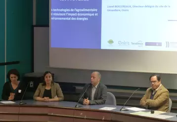 De gauche à droite : Catherine Stride du CTCPA ; Saadia Ait El Cadi du Technocampus Alimentation ; Lionel Boillereaux d'Oniris et Fabrice Putier de Tecaliman, le 6 décembre 2022, aux 10es RITT AA..