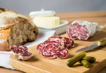 Saucissons (+10%), olives (+7%) ou biscuits apéritifs (+2%) ont bien progressé pendant le confinement. © DR